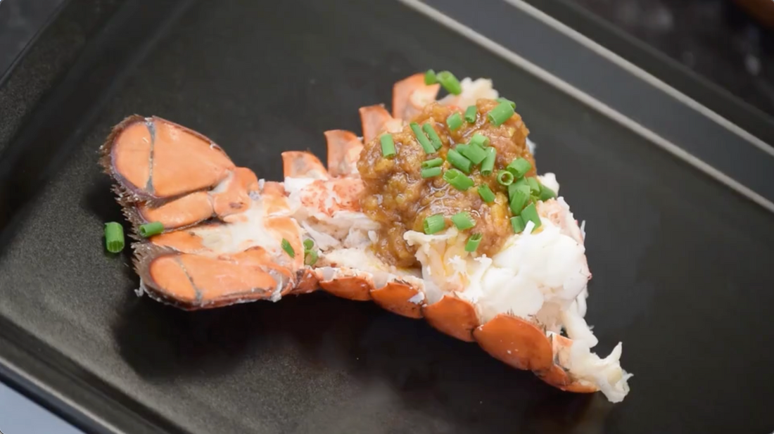 Gegrilde kreeftenstaart met bruine boter–sjalottensaus en bieslook