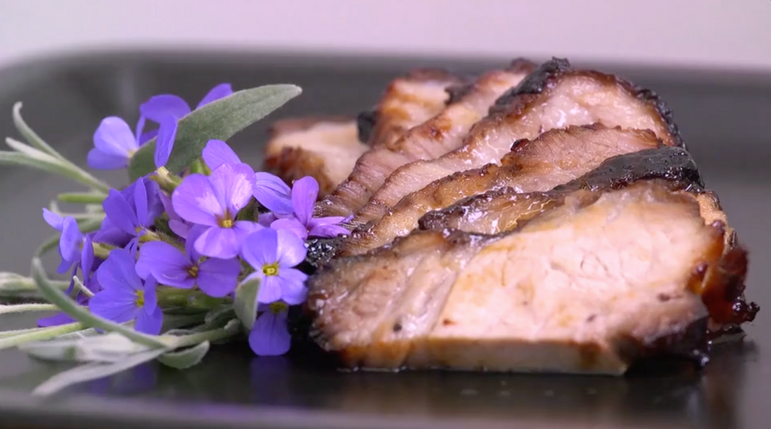 Gegrild buikspek met honing-sojaglazuur en verse kruiden