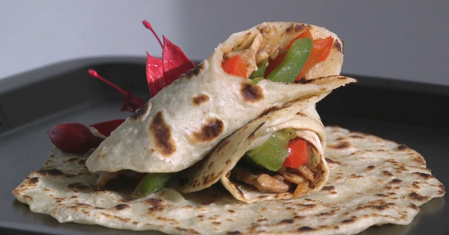 Gegrilde kipwraps met geroosterde paprika en huisgemaakte flatbread