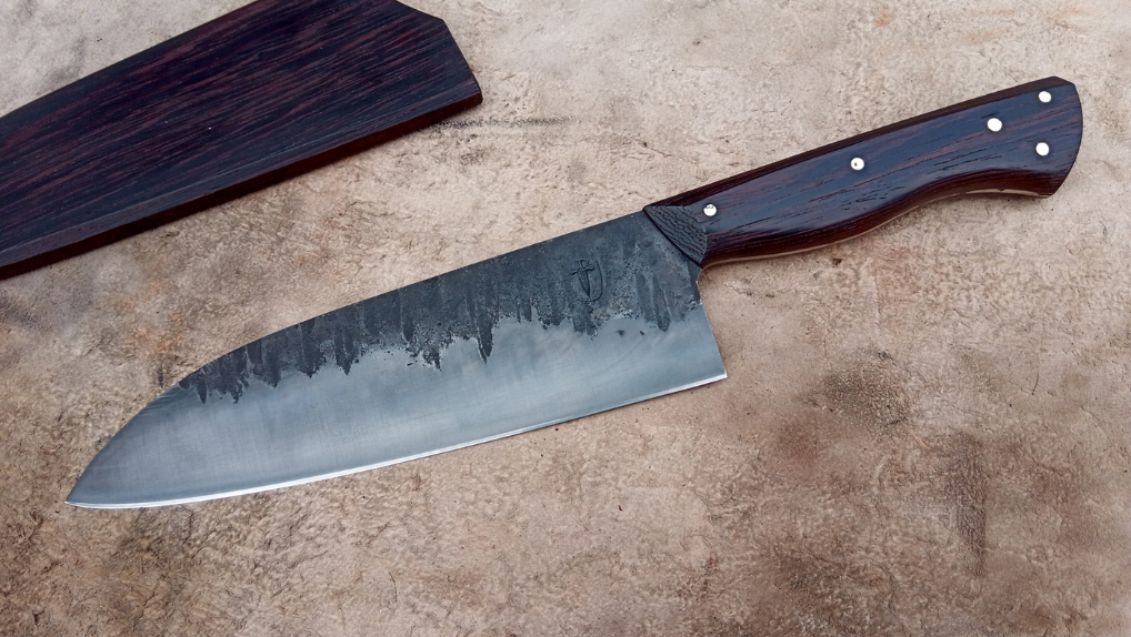 Santoku handgemaakt keukenmes in O2 staal en wengéhout