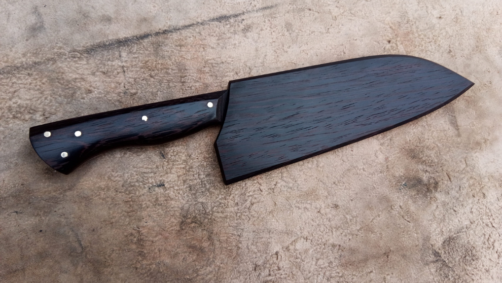 Santoku handgemaakt keukenmes in O2 staal en wengéhout